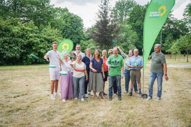 Frisbee im Stadtpark: Kreisverband Schwandorf und Tina Winklmann, MdB trafen sich zum gemeinsamen Spiel und Austausch
